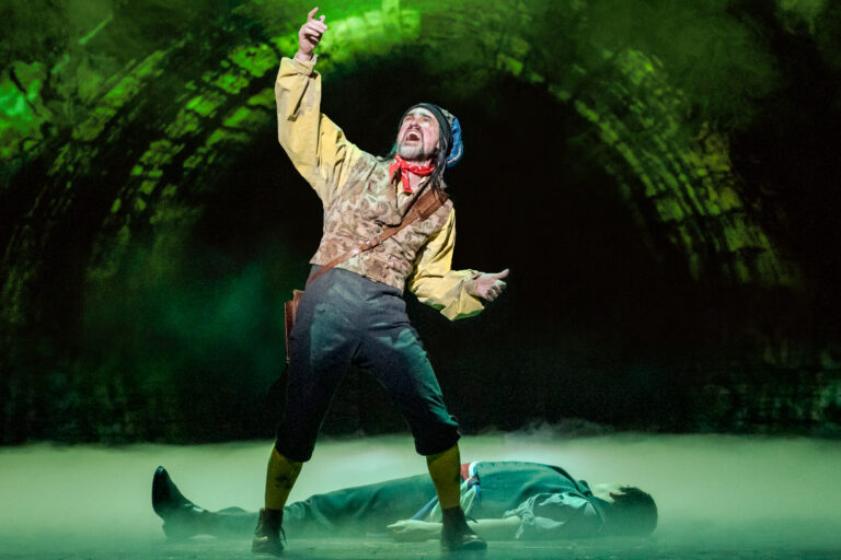 07_LES_MIS_TOUR_0554_Matt Crowle as Th&eacute;nardier_Photo by Matthew Murphy